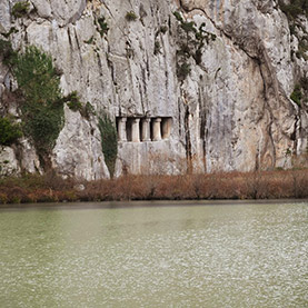 Tumbas en roca de Asarkale