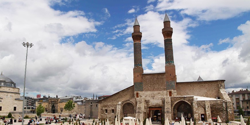 El Madrasa de Cifte Minareli
