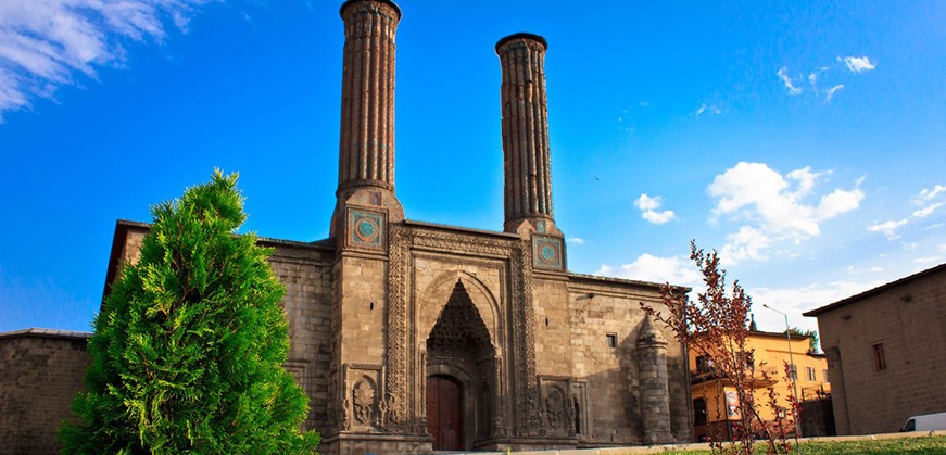 La Madrasa de los Dos Minaretes
