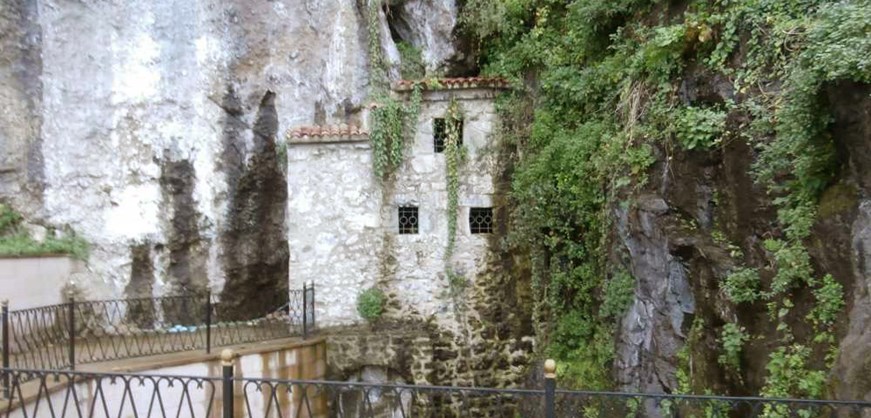 Iglesia en la Cueva de la Virgen María