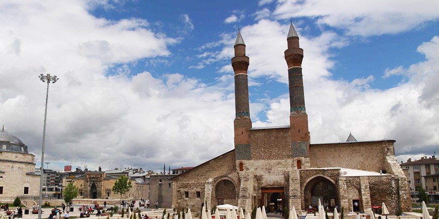 Médersa avec double minaret
