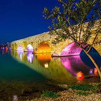 Steinbrücke von Adana über den Seyhan-Fluss
