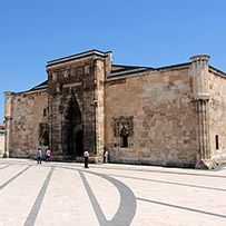 Buruciye-Medrese – Seljukische Bildungsstätte in Sivas