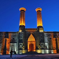 Doppelminarett-Medrese (Çifte Minareli Medrese)
