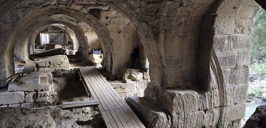 Misis-Hügel und Brücke