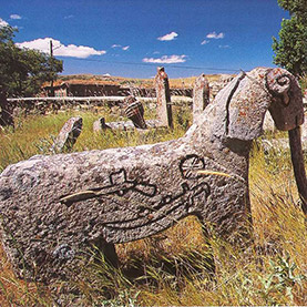 Widder- und schafförmige Grabsteine in Tunceli – historische Turkgräber