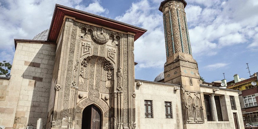 Madrasa con minareto Ince
