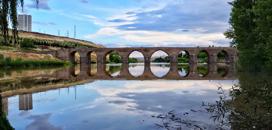 Dicle Bridge On Gozlu Bridge
